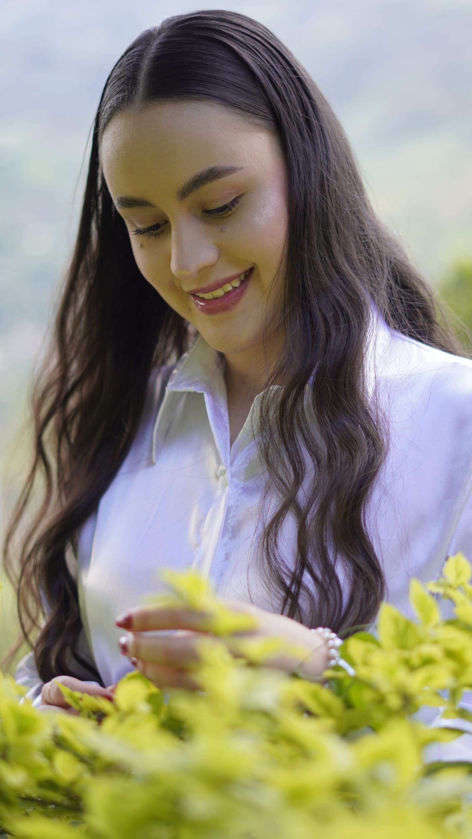 Eliana López en un momento de calma, rodeada de vegetación